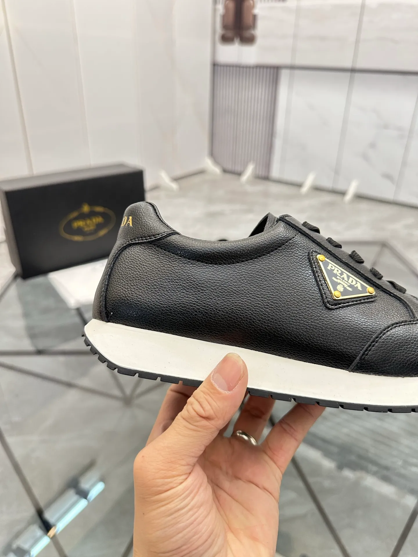 Men's shoes: 💰P420¥ Product trademark: Prada *"Prada*" low-top casual shoes Regular size: 38-44 (can be customized to 45) Product materials: imported cowhide upper, sheepskin lining, original outsole. Number: 020